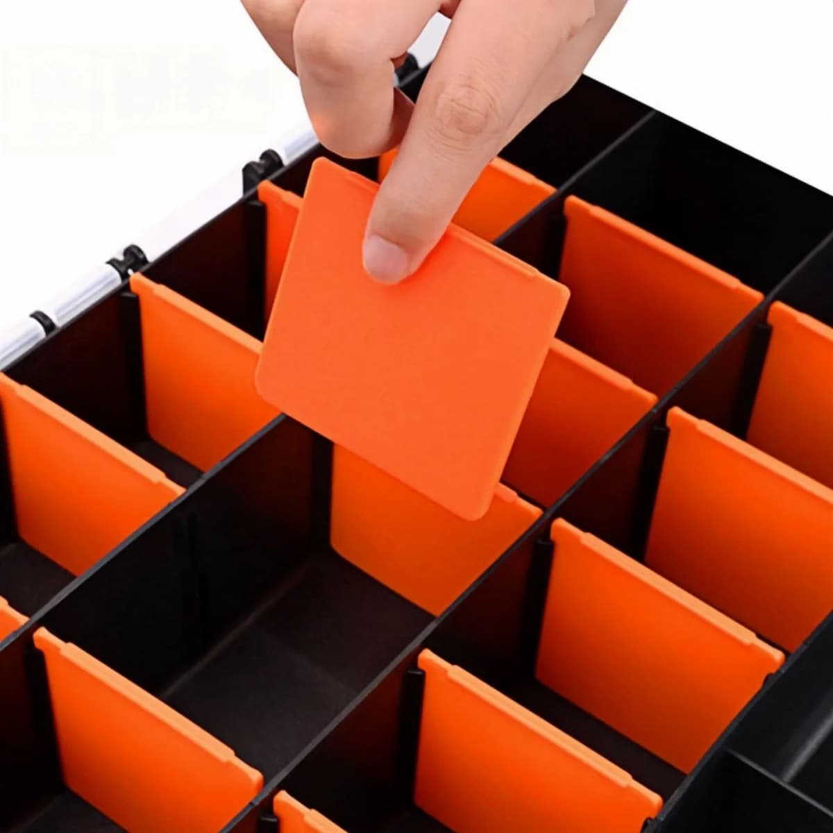 Kleinteile-Box mit herausnehmbaren Trennwänden und Klappdeckel